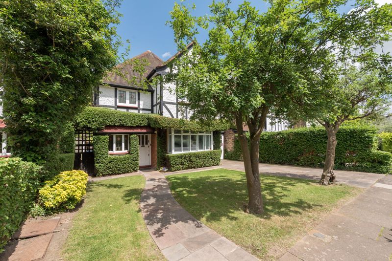 4 bed detached house for sale in Meadway, London N14, £1,550,000 Zoopla