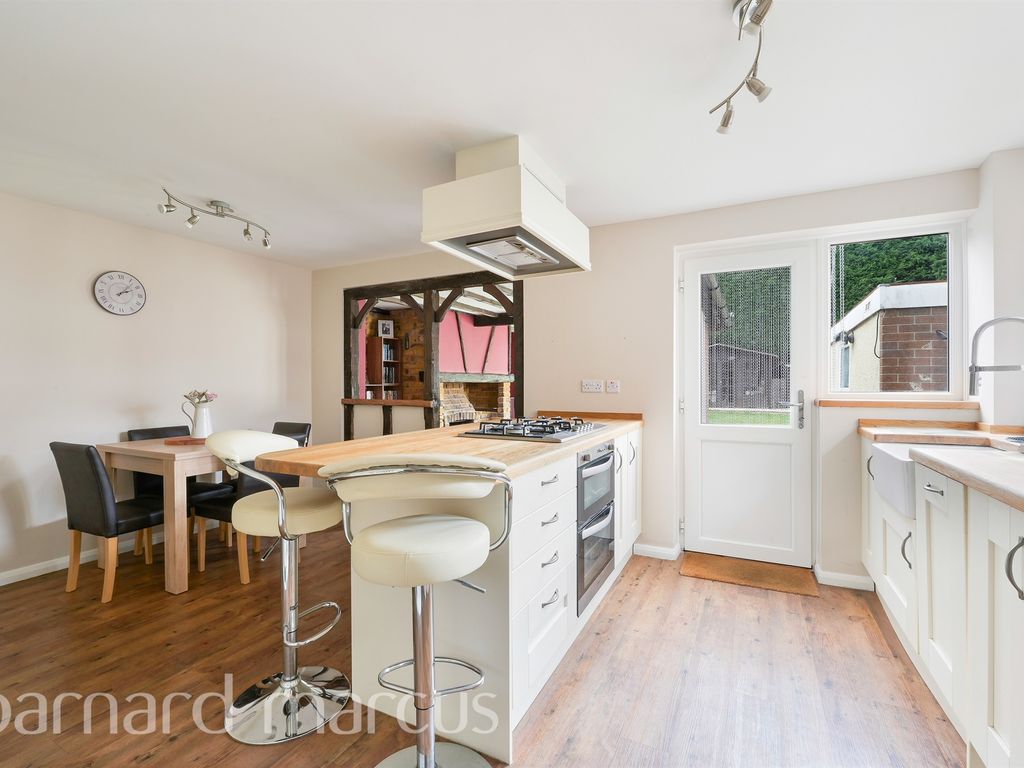 4 bed semidetached house for sale in Woodside Road, Beare Green