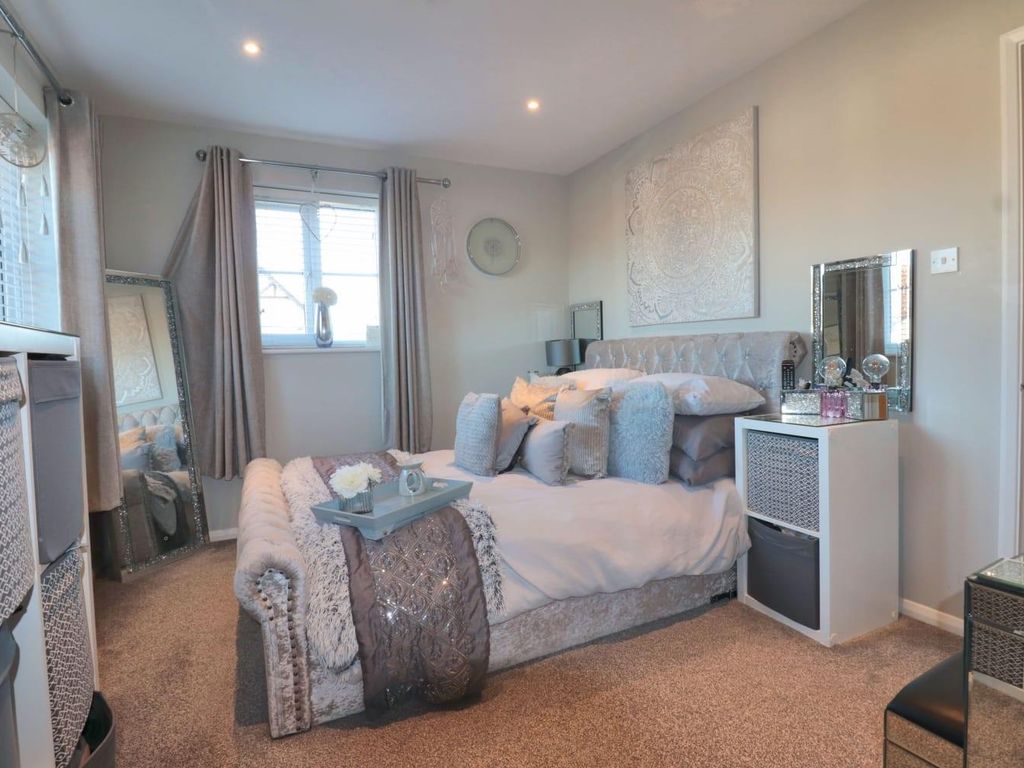 1 bed semidetached house to rent in Lark Vale, Aylesbury HP19, £1,100