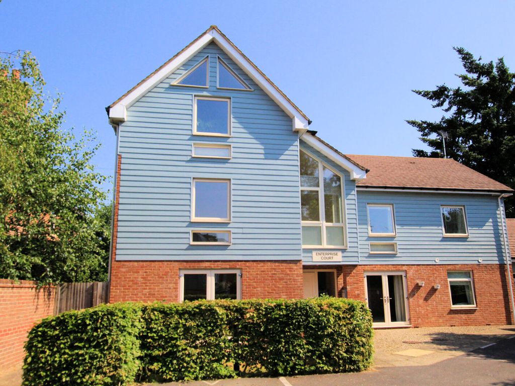 2 bed flat to rent in Enterprise Court, Reading Road, Pangbourne RG8