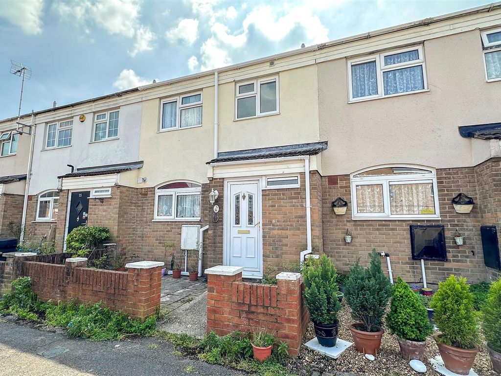 3 bed terraced house to rent in Newchurch Road, Slough SL2, £1,800 pcm