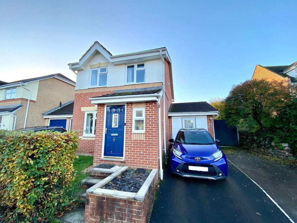 3 bed detached house for sale in Lancaster Close, Cullompton, Devon