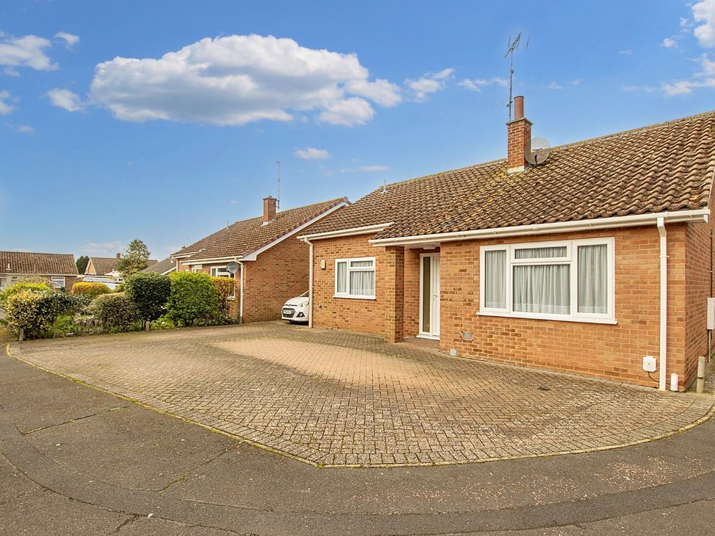 3 bed detached bungalow for sale in Birch Close, King's