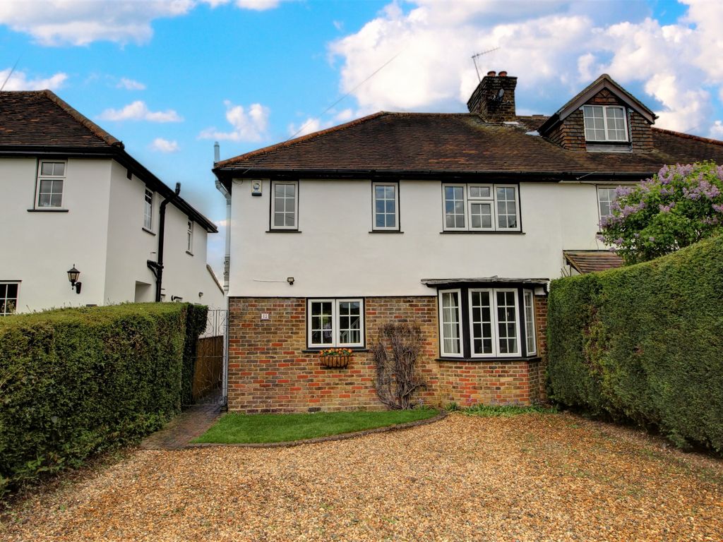 3 bed semidetached house for sale in Tower Hill, Chipperfield, Kings