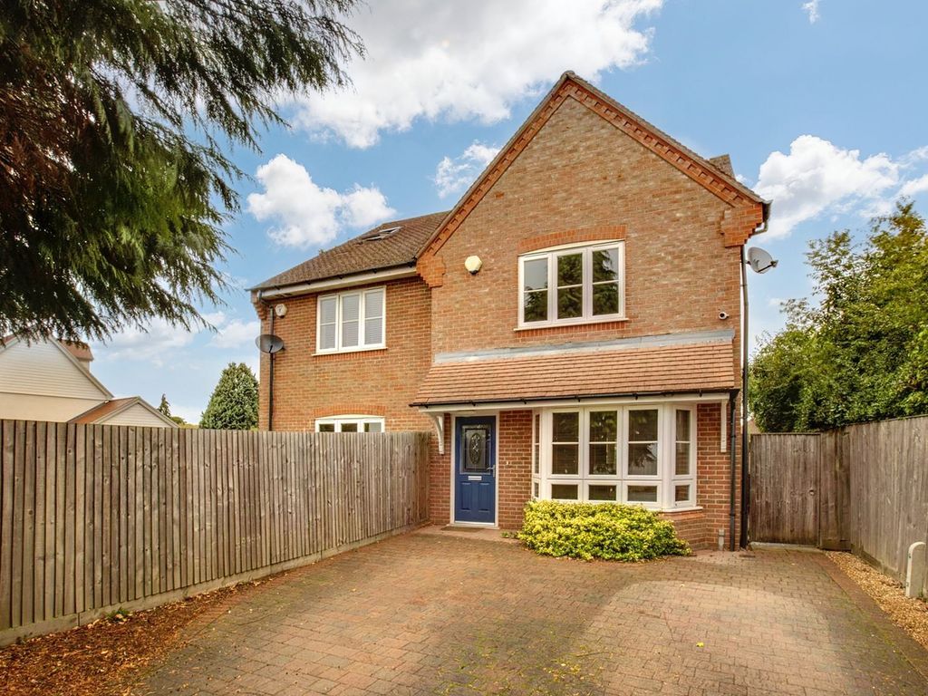 3 bed semidetached house for sale in Sedgmoor Road, Flackwell Heath