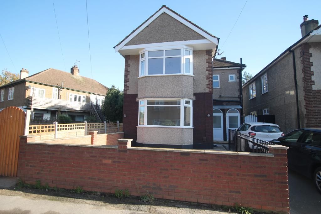3 bed to rent in Esher Avenue, Romford RM7, £1,950 pcm Zoopla