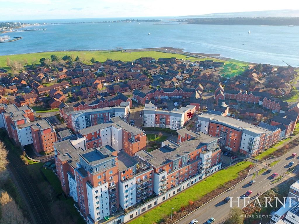 2 bed flat for sale in Avenel Way, Poole Quarter, Poole BH15, £220,000
