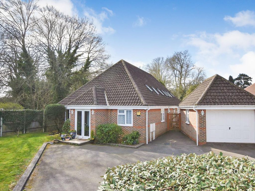5 bed detached bungalow for sale in West Drive, Tadworth KT20, £925,000