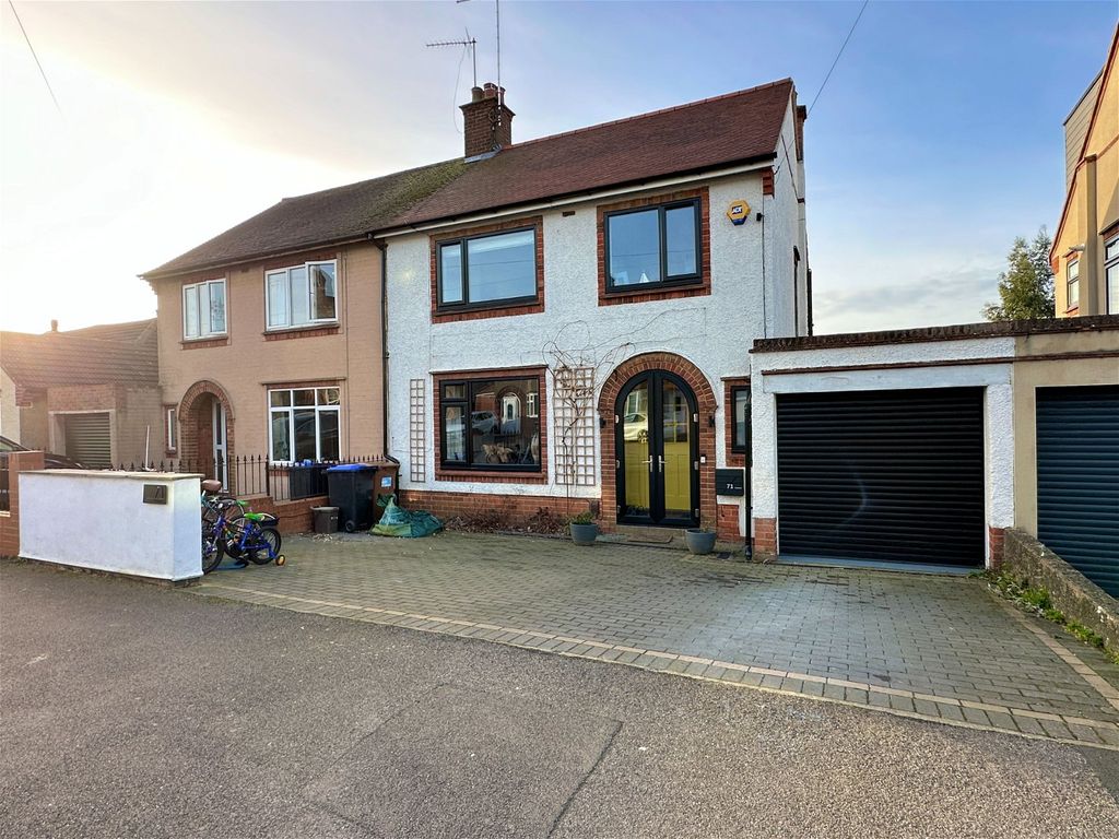 3 bed semidetached house for sale in Kingsway, Northampton NN2, £