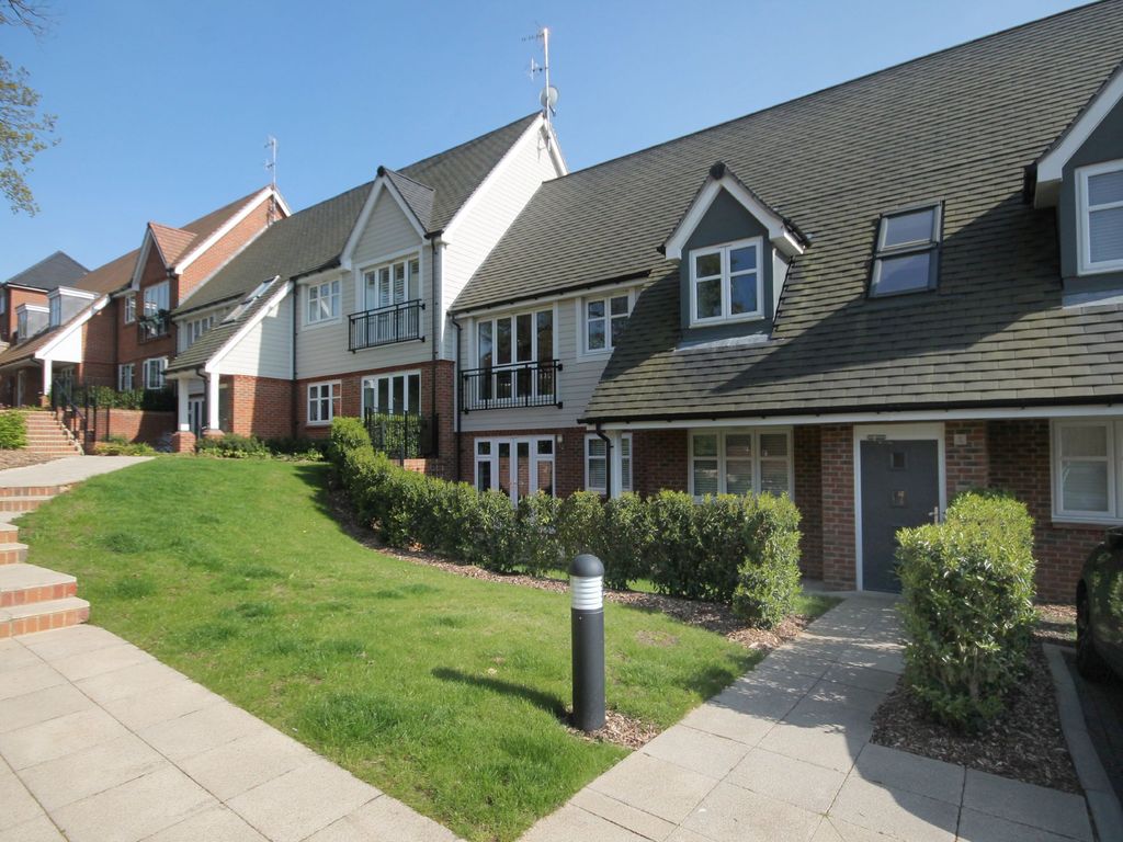 2 bed flat to rent in Consort Drive, Leatherhead KT22 Zoopla