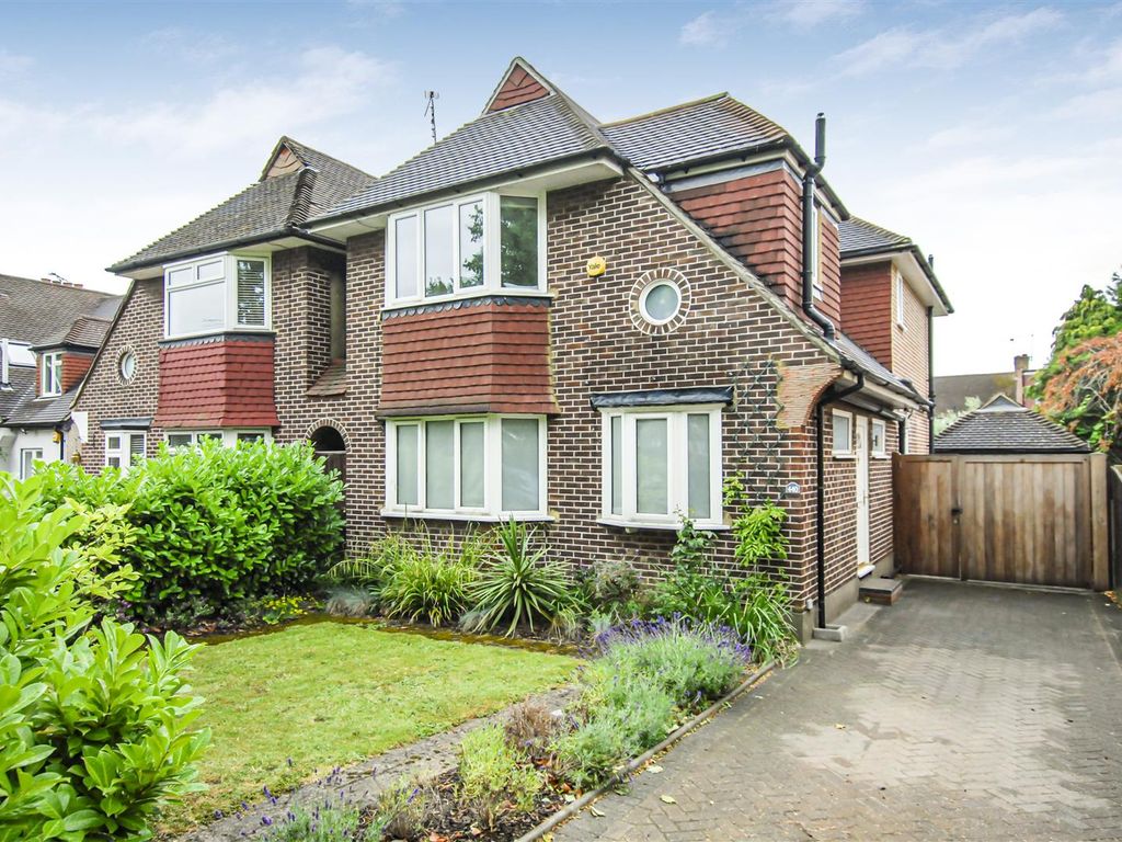 4 bed linkdetached house for sale in Chertsey Road, Twickenham TW2