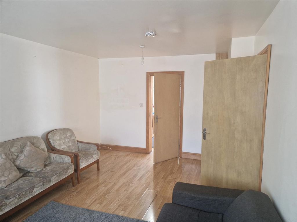 5 bed property to rent in Heathway, The Common, Southall UB2, £2,900