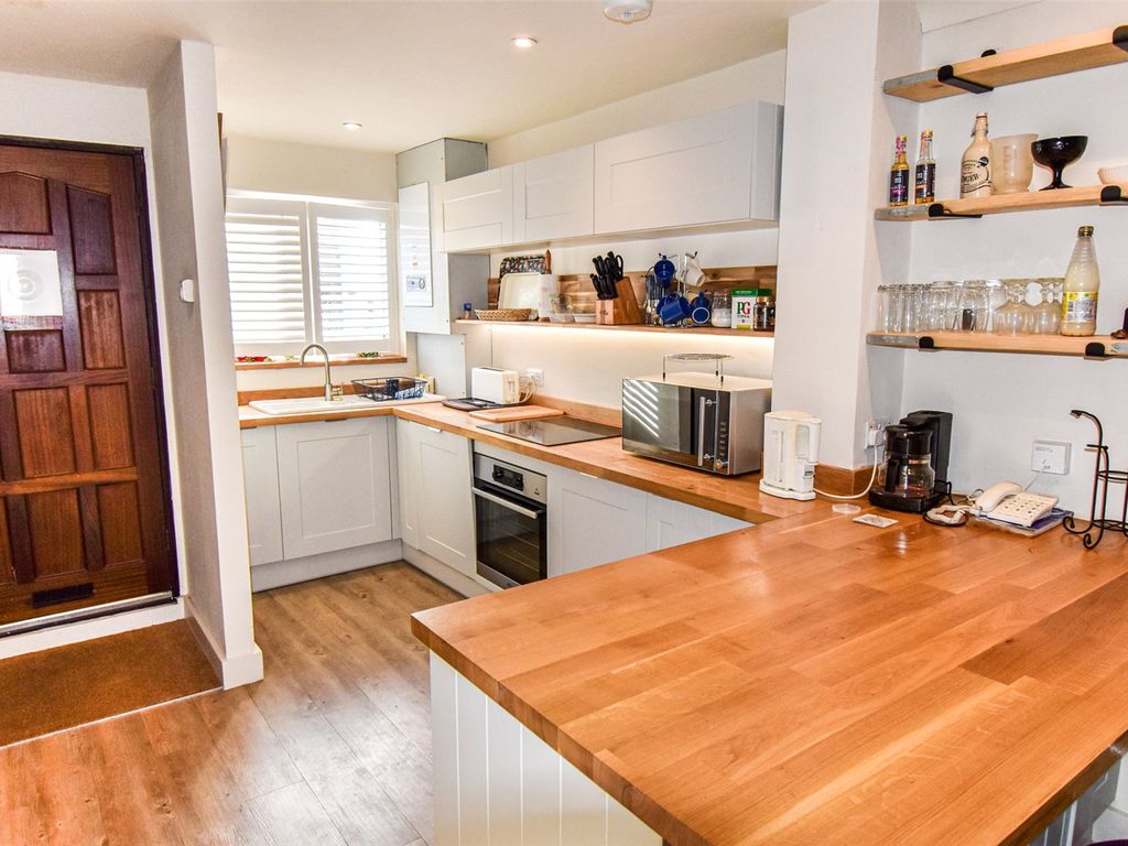 2 bed terraced house to rent in London Road, Odiham, Hook, Hampshire