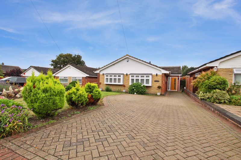 3 bed detached bungalow for sale in Wallis Close, Dartford DA2, £