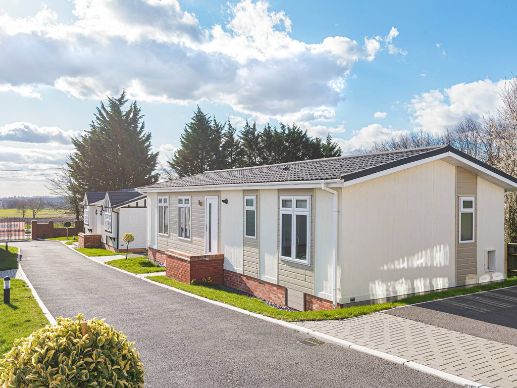 2 bed mobile/park home for sale in Yew Tree Park Homes, Charing