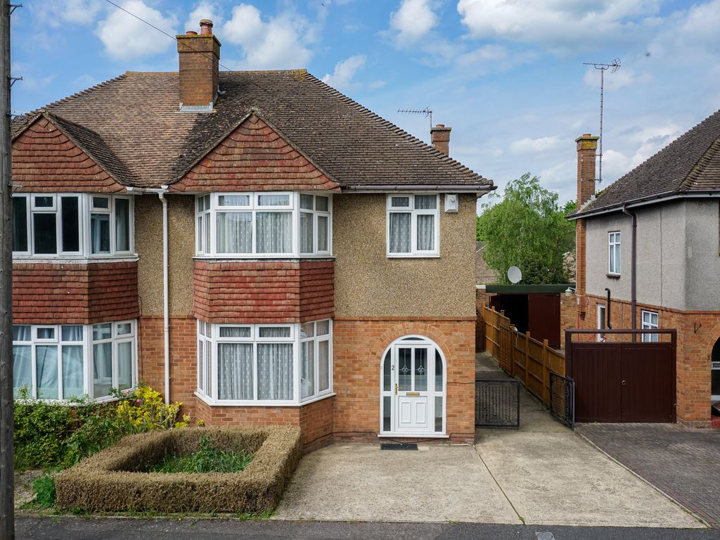 3 bed semidetached house for sale in Gowers Field, Aylesbury