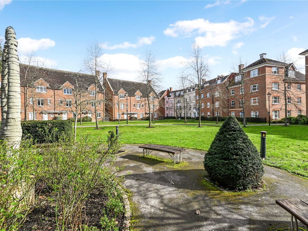 3 bed flat for sale in St. Agnes Place, Chichester, West Sussex PO19, £