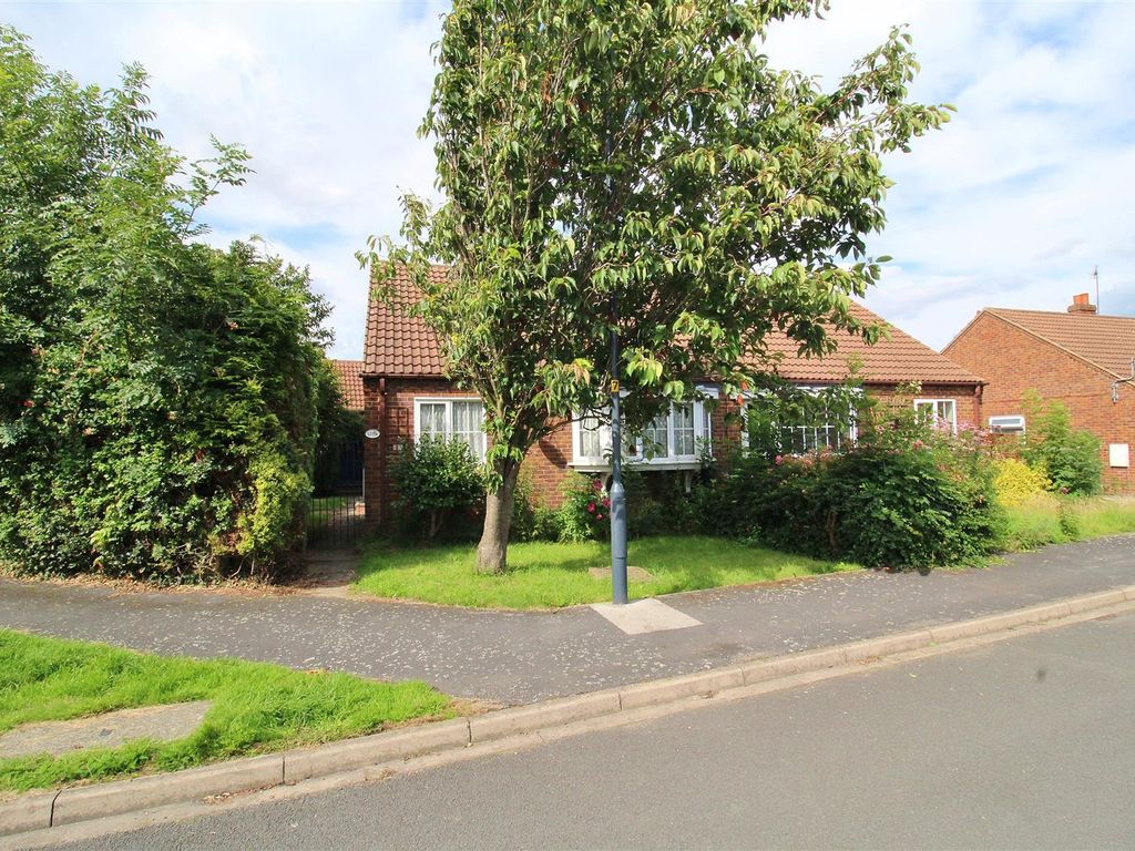 2 bed semidetached bungalow to rent in Manor Drive, North Duffield