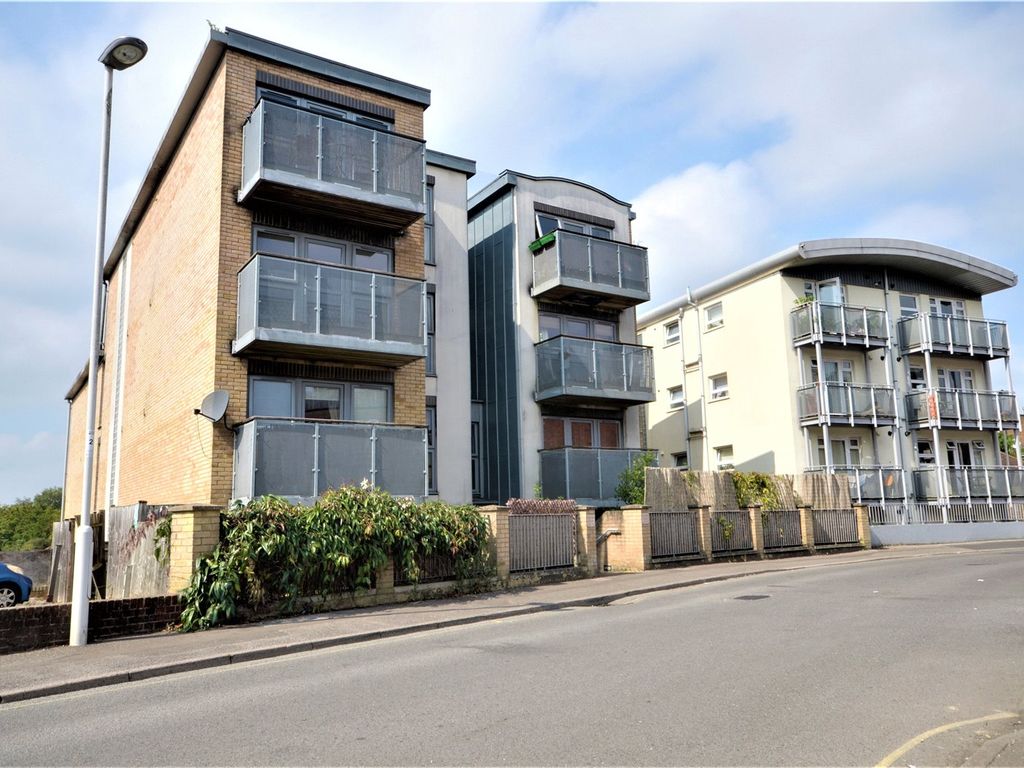 2 bed flat to rent in 45 Queens Road, East Grinstead, West Sussex RH19