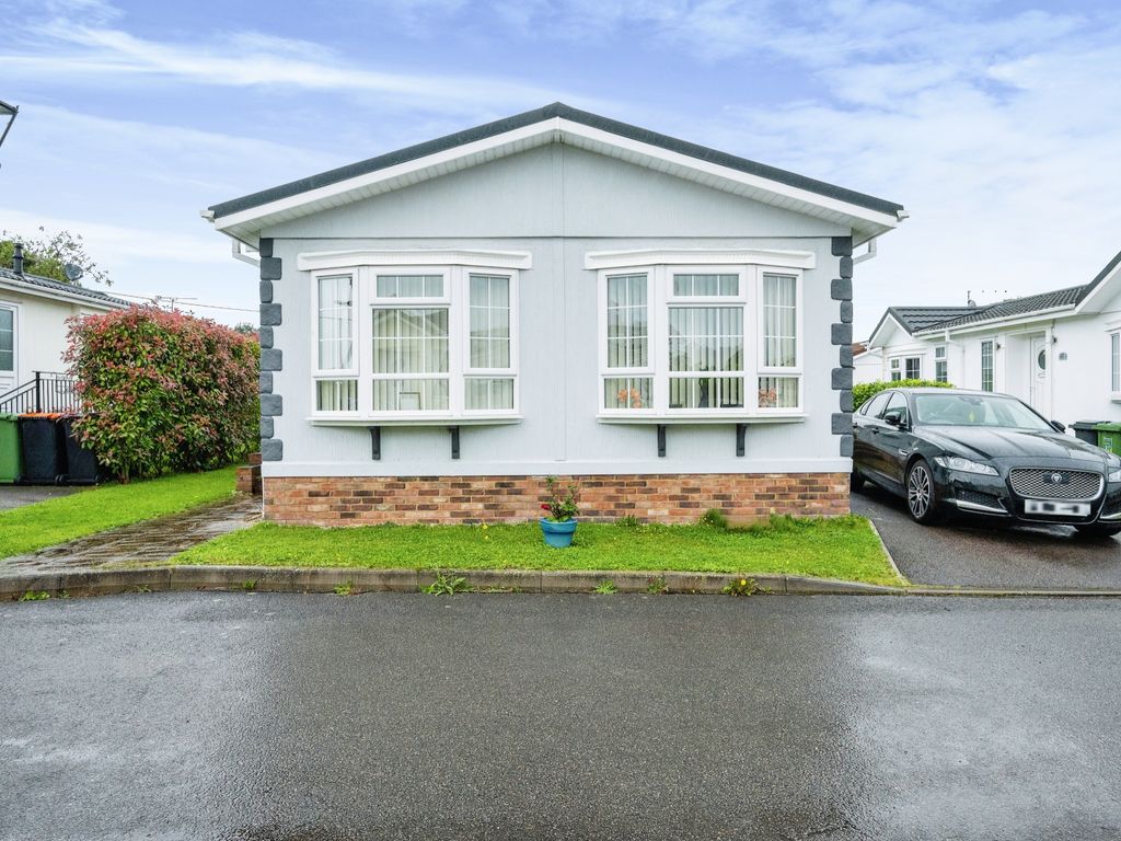 2 bed lodge for sale in Half Moon Lane, Luton LU1, £284,000 Zoopla