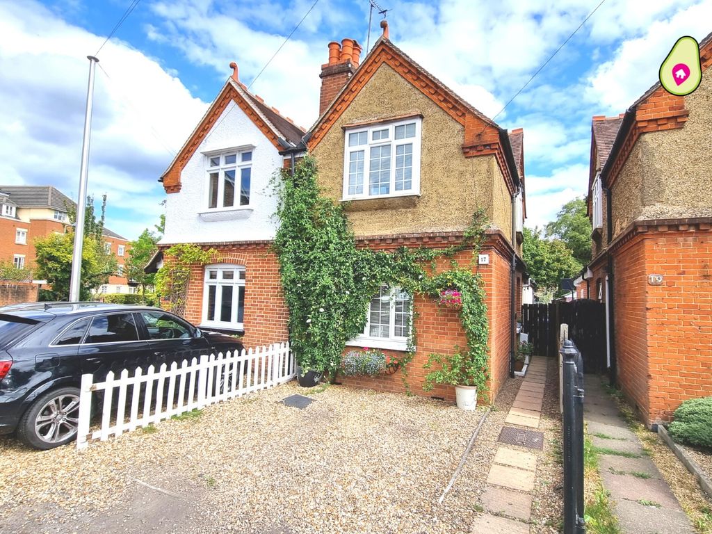 3 bed semidetached house for sale in Vicarage Road, Blackwater