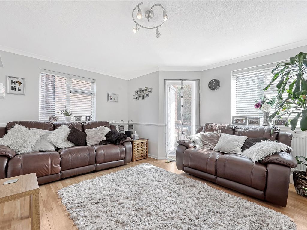 3 bed flat for sale in Vicarage Road, Woodford Green IG8, £350,000 Zoopla