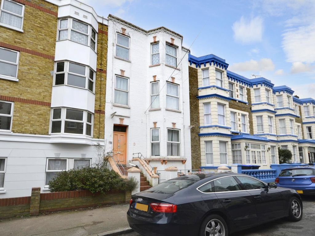 2 bed flat to rent in Edgar Road, Cliftonville, Margate CT9, £850 pcm