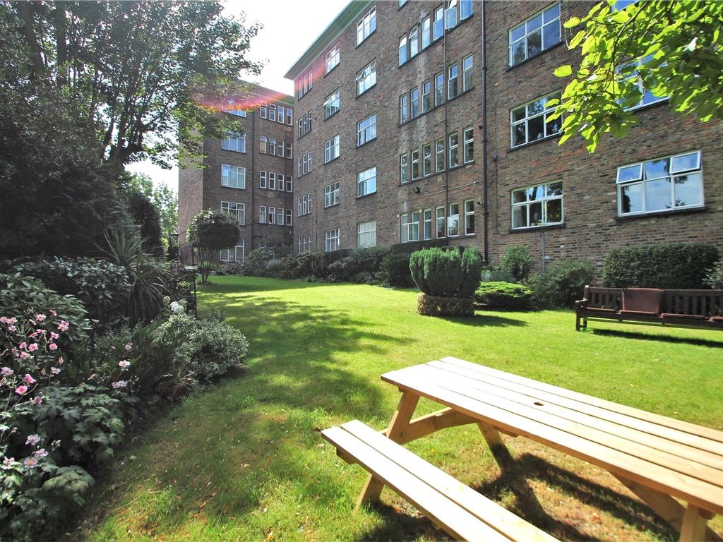 3 bed flat for sale in Lee Terrace, Blackheath, Lewisham, Lodnon SE3