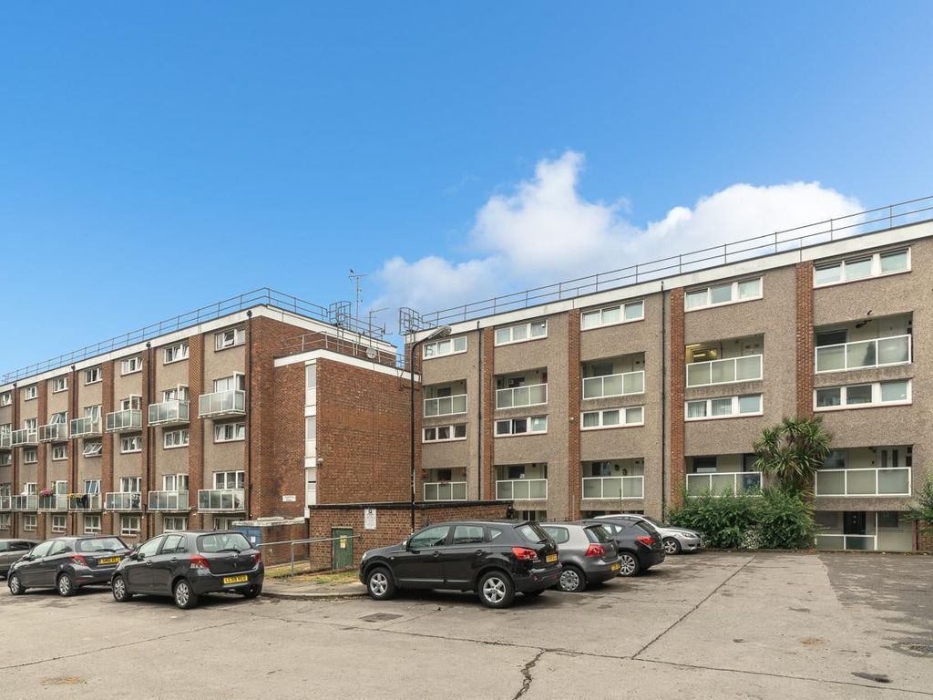 2 bed flat to rent in Lisselton House, Belle Vue Estate, Hendon NW4, £