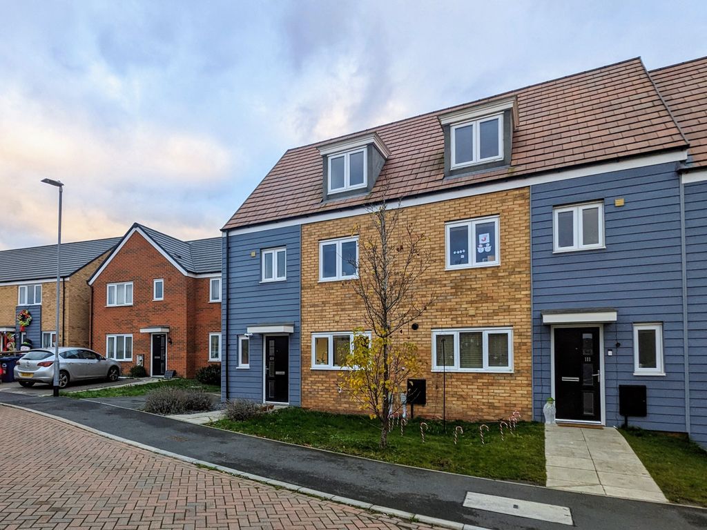 4 bed end terrace house for sale in Bloomfield Drive, Huntingdon PE29