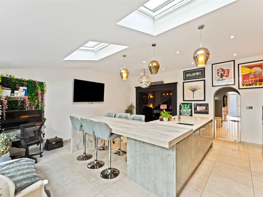 3 bed detached house for sale in Chipstead Lane, Lower Kingswood