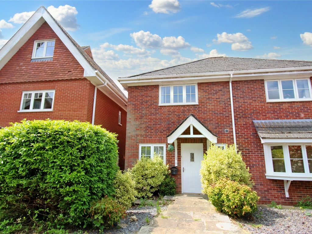 2 bed semidetached house to rent in Castle Mews, Horndean