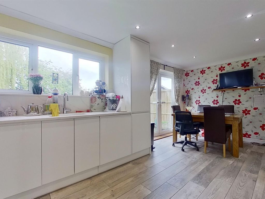 3 bed semidetached house for sale in Middlesex Drive, Bletchley