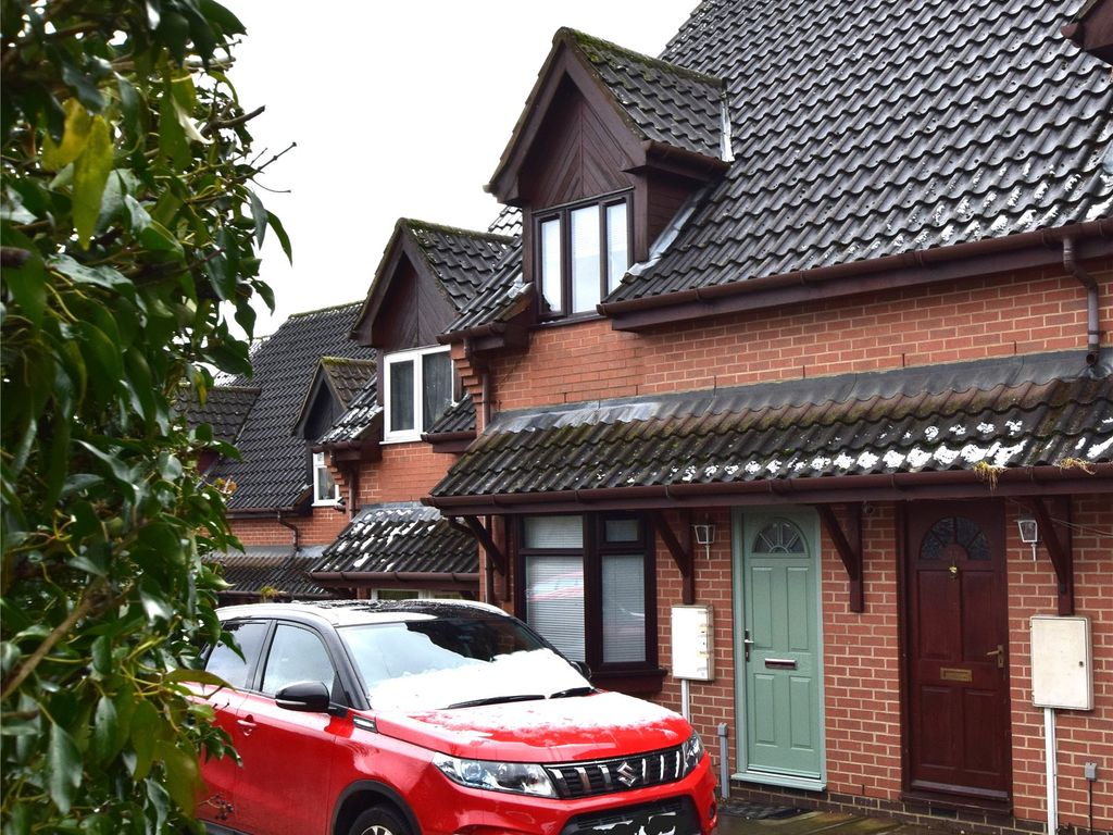 2 bed end terrace house to rent in Duston Road, Northampton NN5, £875