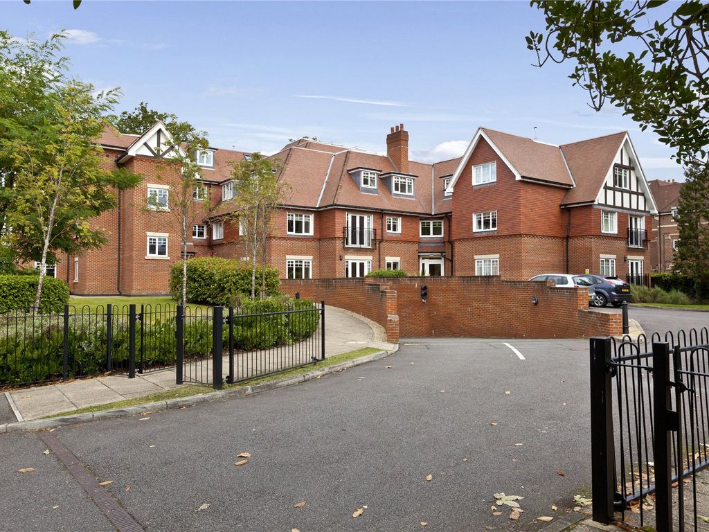 Cleve Place, Bridgewater Road, Weybridge, Surrey KT13  