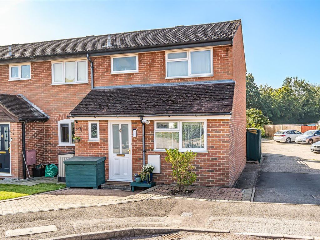 3 bed end terrace house for sale in Fleet Close, Wokingham, Berkshire