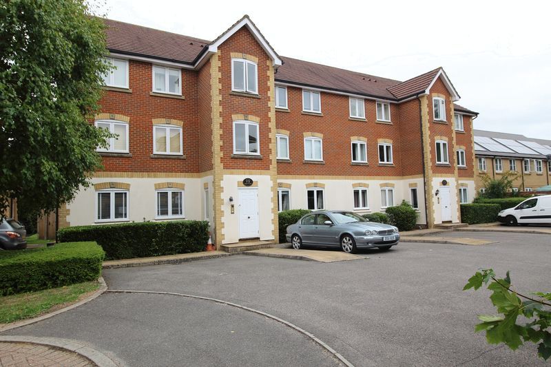 2 bed flat to rent in Drew Place, Caterham CR3, £1,350 pcm Zoopla