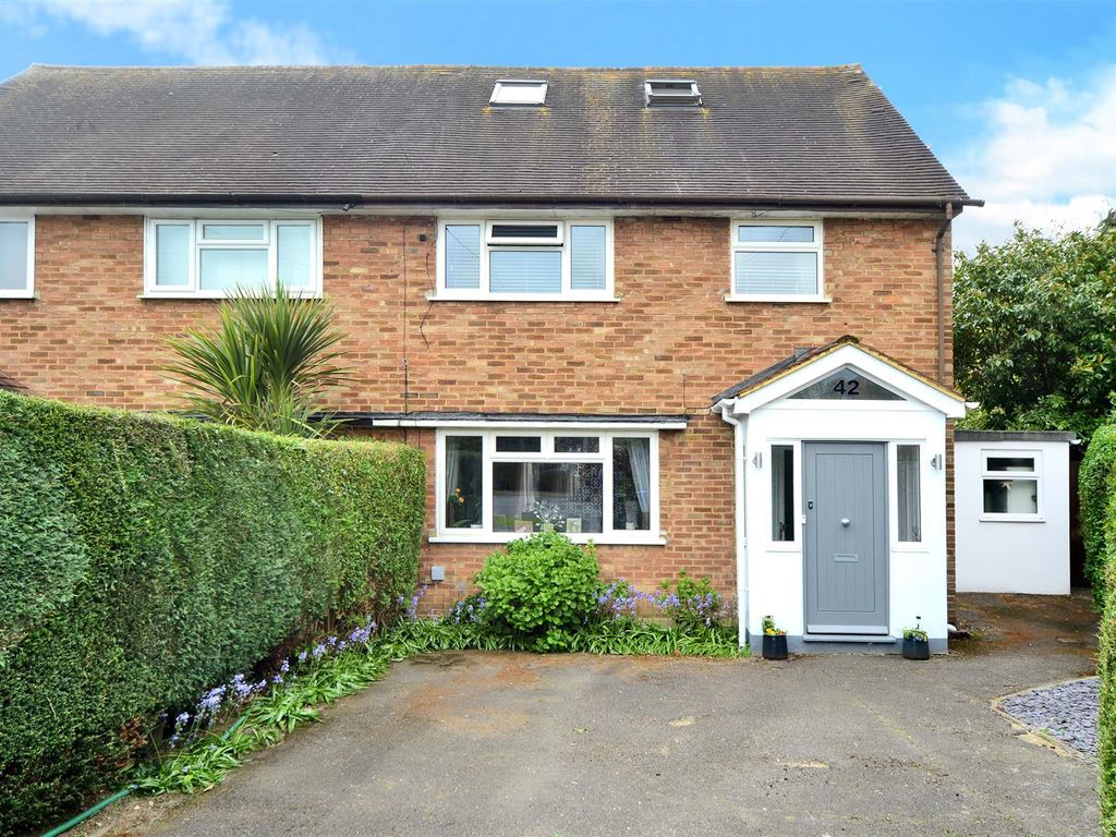 4 bed semidetached house for sale in Manordene Close, Thames Ditton