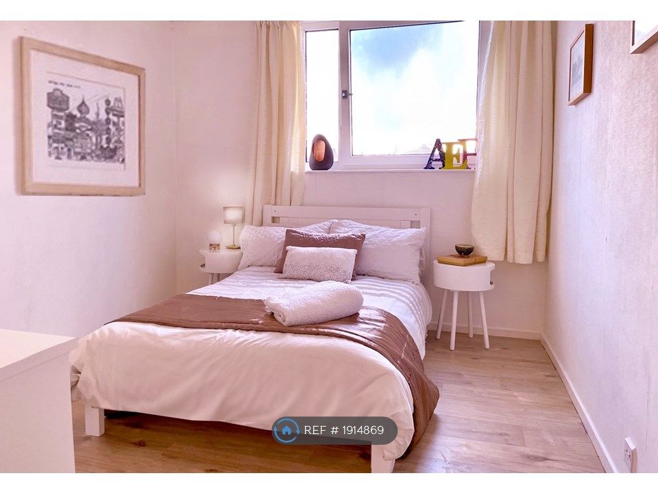 2 bed flat to rent in Staplehurst Court, London SW11, £2,266 pcm Zoopla