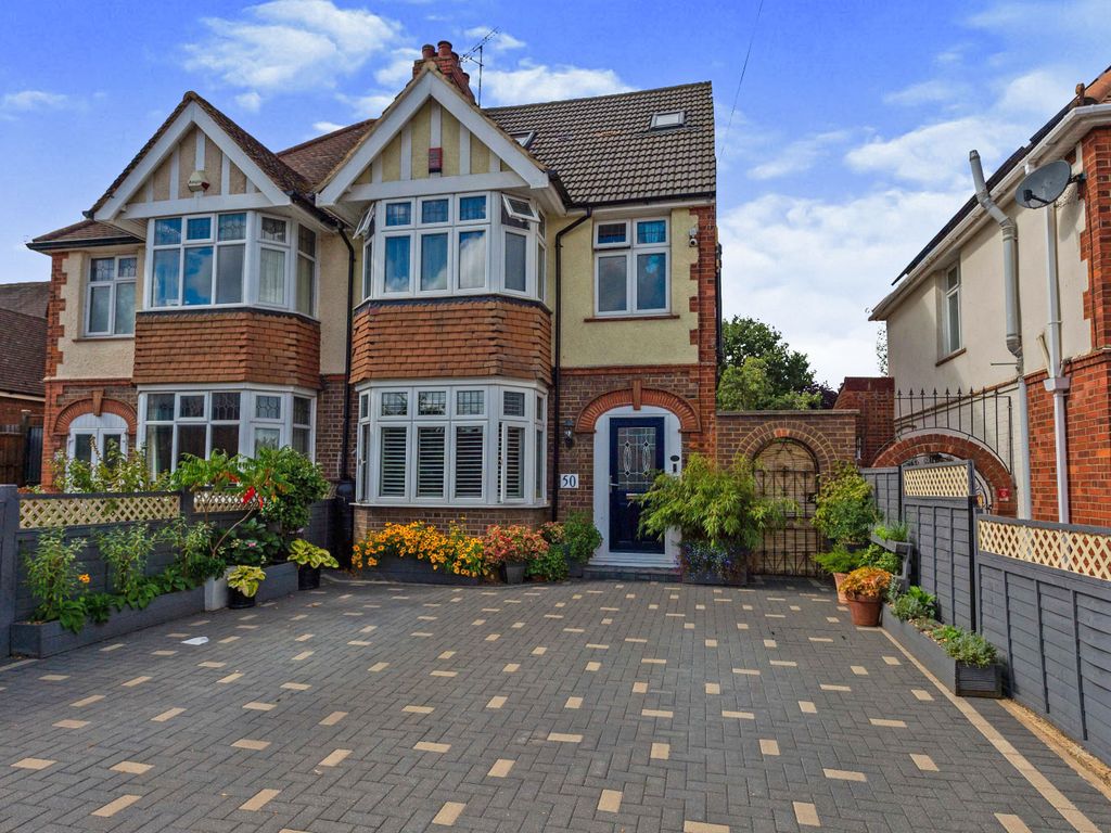 The Avenue, Luton, Bedfordshire LU4  