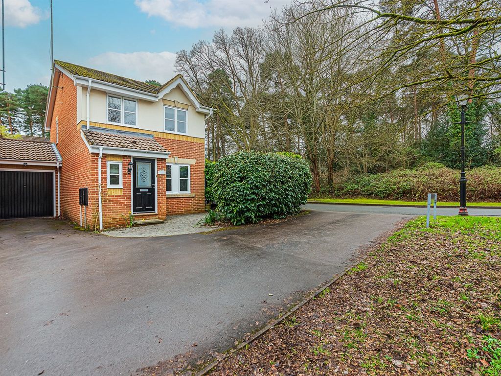 3 bed detached house to rent in Queens Ride, Crowthorne RG45, £1,700