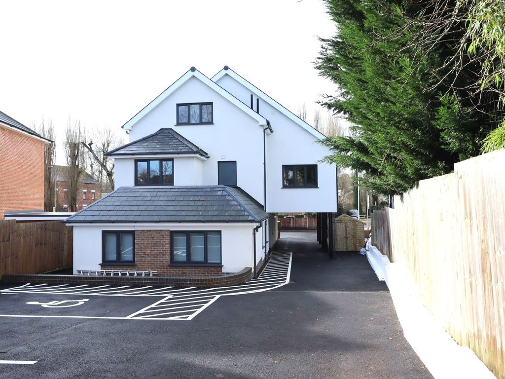 1 bed flat to rent in 16 Lower Luton Road, Harpenden AL5, £1,150 pcm Zoopla