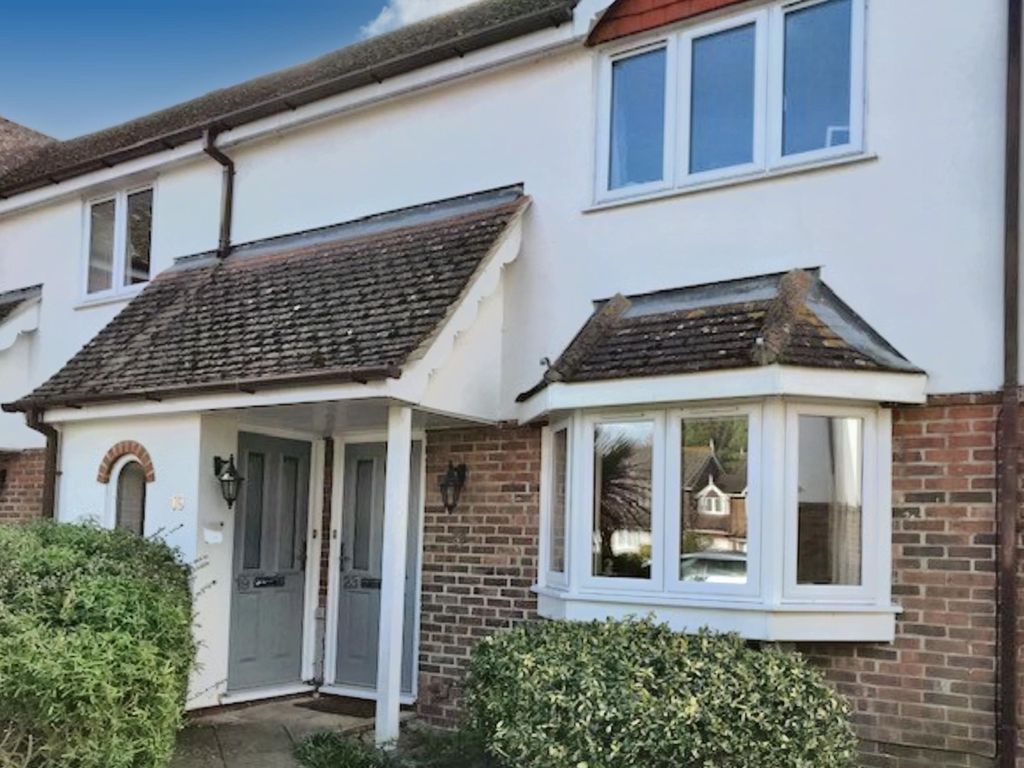 2 bed flat to rent in Middle Farm Place, Effingham KT24, £1,375 pcm