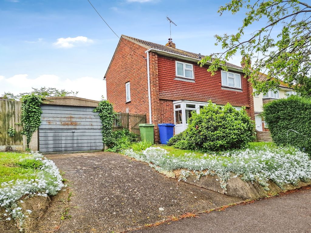 2 bed detached house for sale in Lower Road, Faversham ME13, £300,000