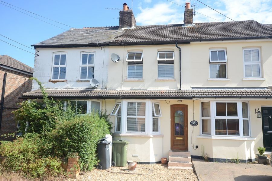 2 bed semidetached house to rent in Hillside Road, Ash Vale, Aldershot