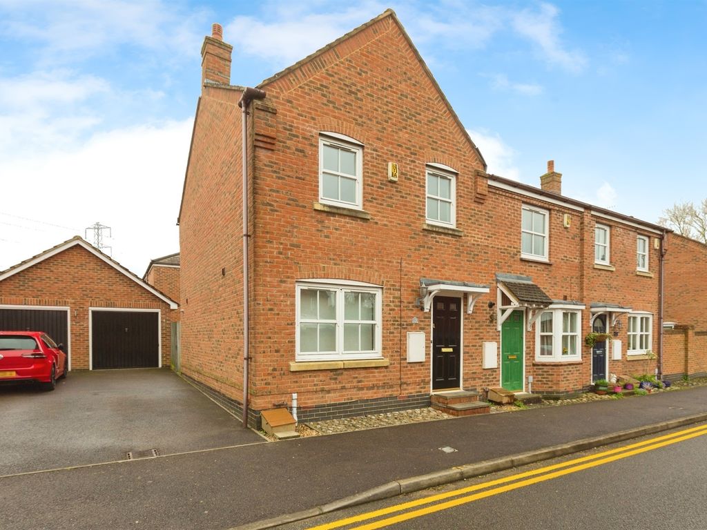 3 bed end terrace house for sale in Firecrest Way, Fairford Leys