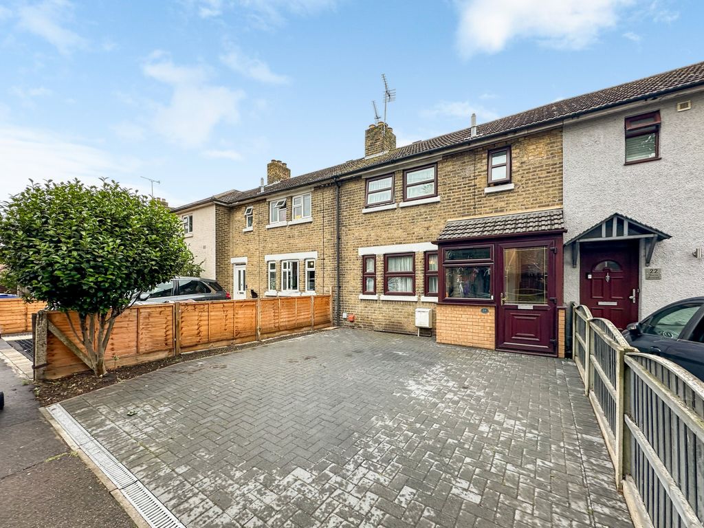 3 bed terraced house to rent in Dacre Avenue, Aveley RM15, £1,650 pcm