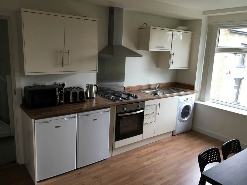 2 bed flat to rent in Primrose Hill, Great Horton, Bradford BD7, £750