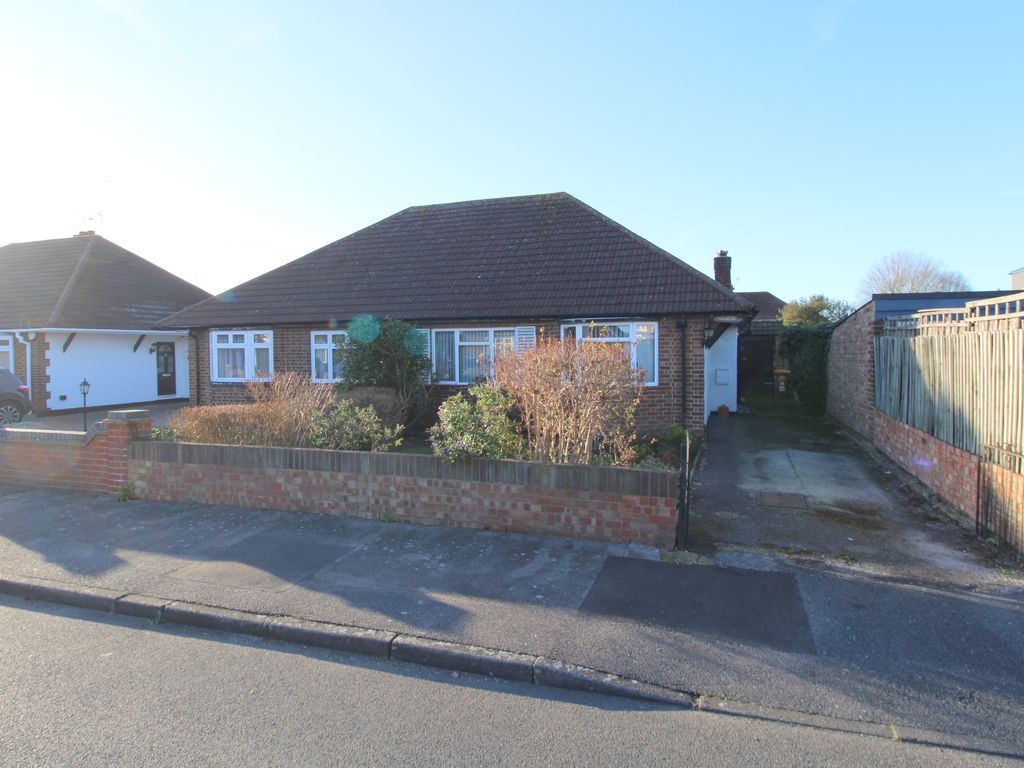 2 bed semidetached bungalow for sale in Meadow Road, Ashford TW15, £