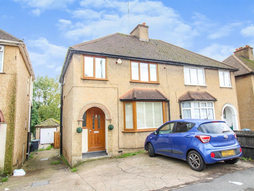 3 bed semidetached house for sale in Belswains Lane, Hemel Hempstead